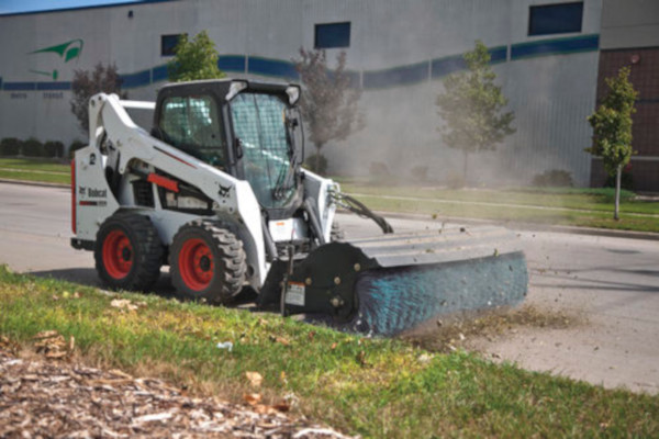 Bobcat Schwenbesen im Kommunaldienst